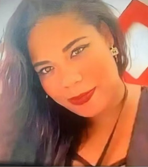 MULHER É ASSASSINADA A TIROS EMNOVA DESCOBERTA, NO RECIFE. ELAANTES DE SER MORTA PROTEGEU AFILHA DE 7 MESES PARA NÃO SERATINGIDA PELOS DISPAROS.
