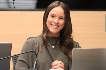 Flávia de Nadegi, ex-base do prefeito João Campos, assina pedido de CPI; já são 11 assinaturas